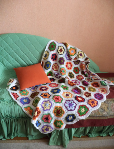 Африканский цветок крючком со схемами: тапочки и туалетный коврик