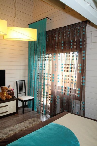 Бирюзовые шторы в спальне или гостиной