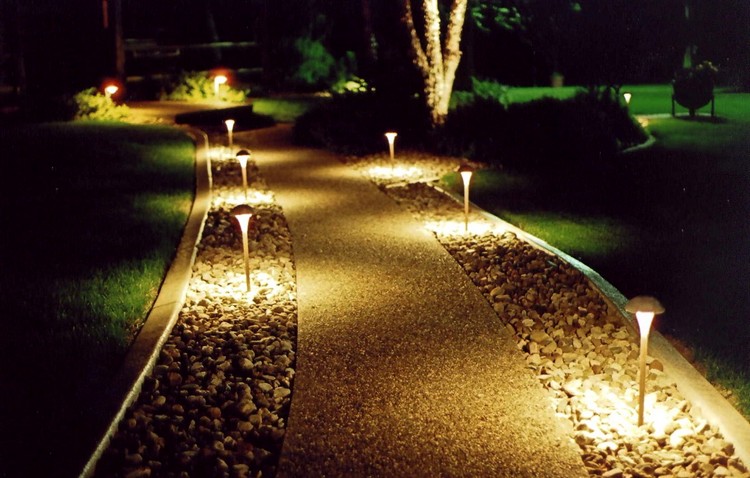 Декоративные уличные светильники: уютное освещения для сада и дачи (35 фото)