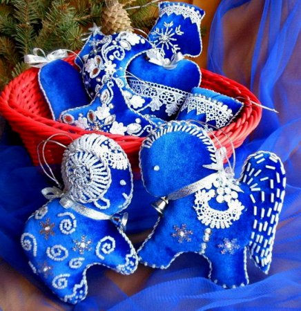 Красивые вышитые бисером рождественские украшения