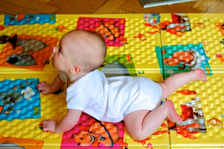Описание и выбор коврика для ползания ребенка