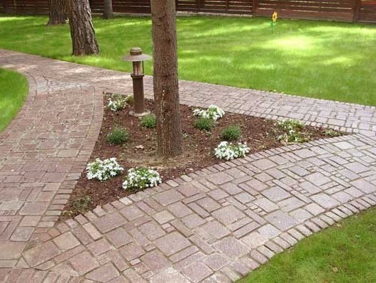 Каменные садовые дорожки: из бетона, кирпича, гальки, гравия, плитки и не только (40 фото)