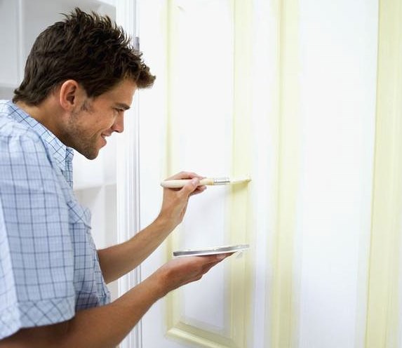 Какой краской красить деревянную дверь: виды