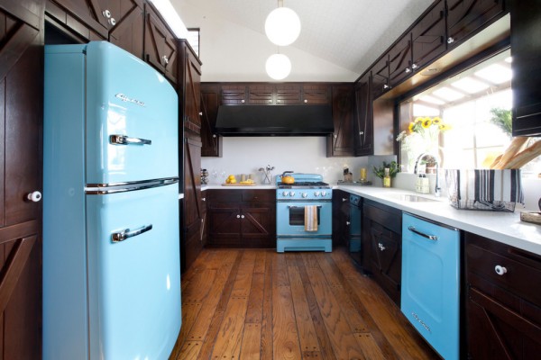 Яркий холодильник в интерьере кухни (45 фото)