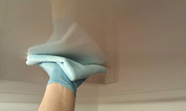 Как правильно помыть натяжные потолки от пыли и грязи