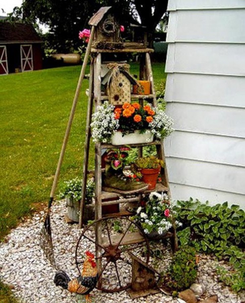 Этажерки, стремянки и лестницы как элемент садово-дачного декора (41 фото)