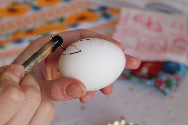 Роспись яиц воском: мастер-класс в домашних условиях с фото и схемами