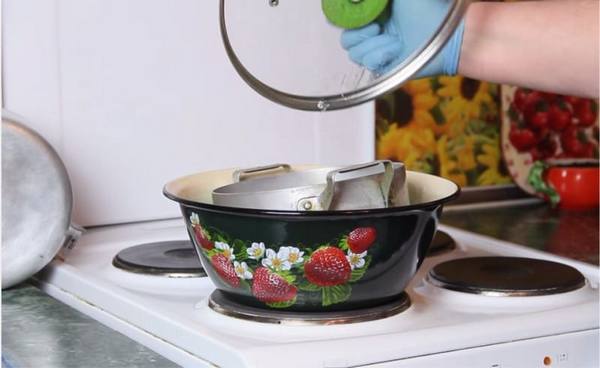 Как отмыть пригоревшую посуду