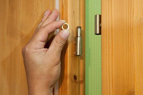 Как снять межкомнатную дверь с петель