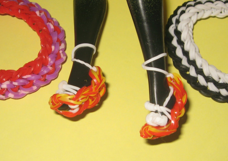 Плетение из резинок: одежда для кукол Барби и Монстер Хай с видео