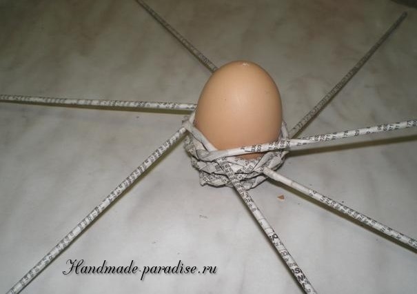 Плетение пасхальных яиц из газет