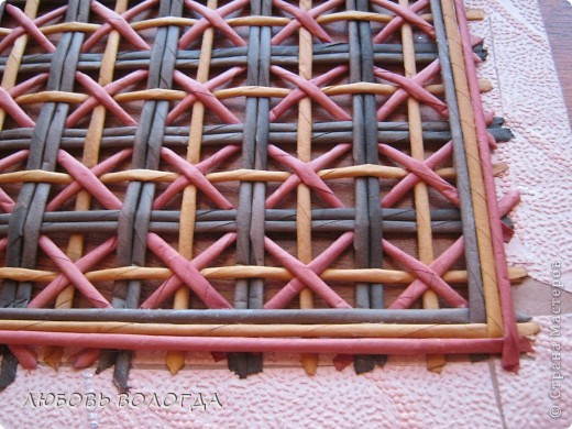 Плетение из газет крышки с цветным узором
