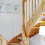 Особенности лестниц из сосны и нюансы самостоятельной покраски