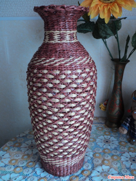Большая напольная ваза из газетных трубочек