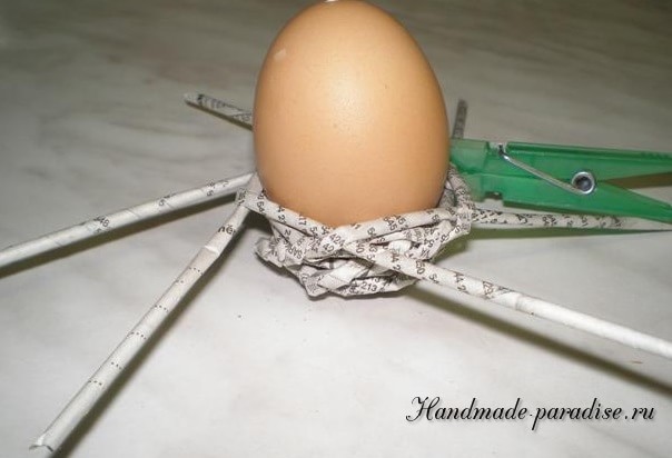 Плетение пасхальных яиц из газет