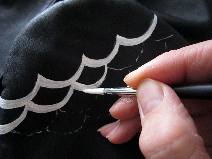 Переделка старой кожаной куртки — мастер класс по росписи акриловыми красками 