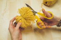 Как сделать помпоны из пряжи, ниток и меха на шапку своими руками с видео