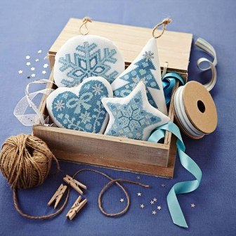 Вышиваем крестиком елочные игрушки — схема вышивок к Новому году 