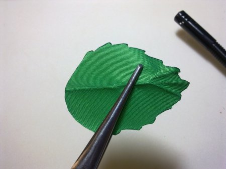 Как сделать реалистичный листок из атласной ленты: мастер класс