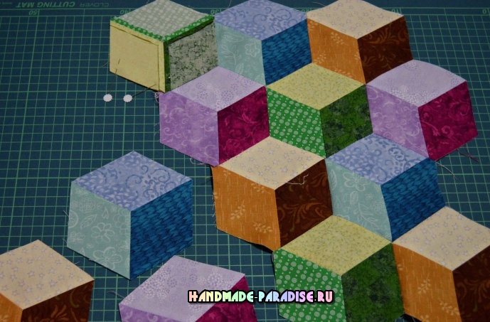 Лоскутное одеяло «Кубики» в технике пэчворк