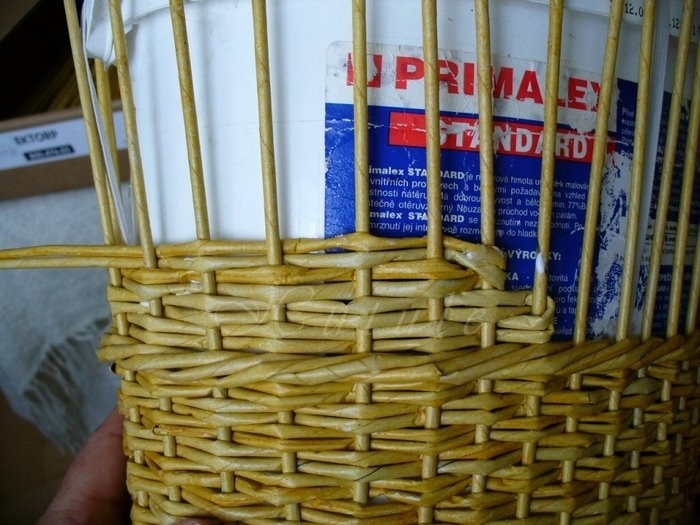 Плетение коляски - кашпо из газетных трубочек