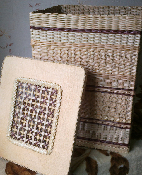 Плетение из газет крышки с цветным узором