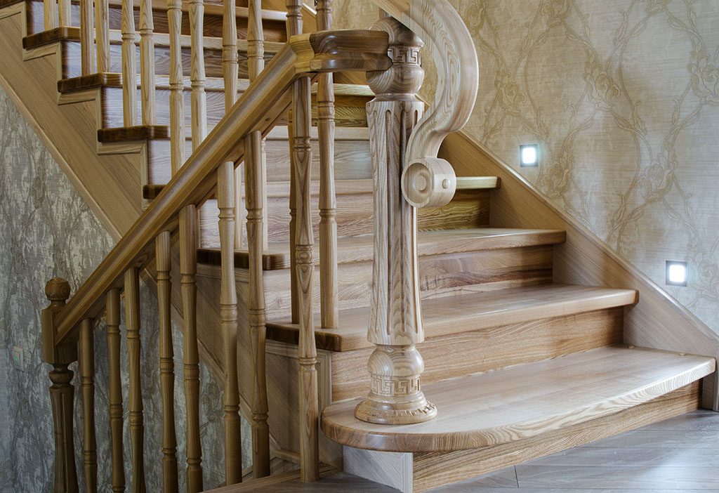 Лестница с деревянными перилами