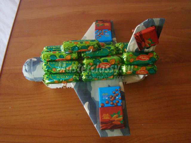 Самолет из конфет: мастер-класс с пошаговыми фото