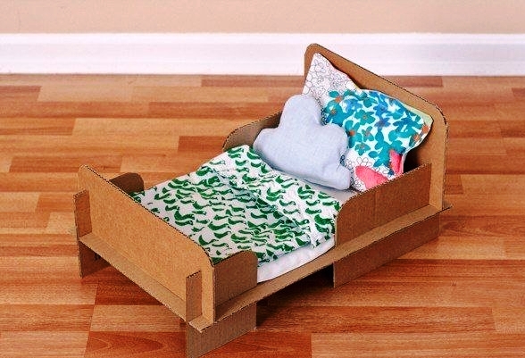 Кровати для кукол своими руками из коробки и фанеры с фото