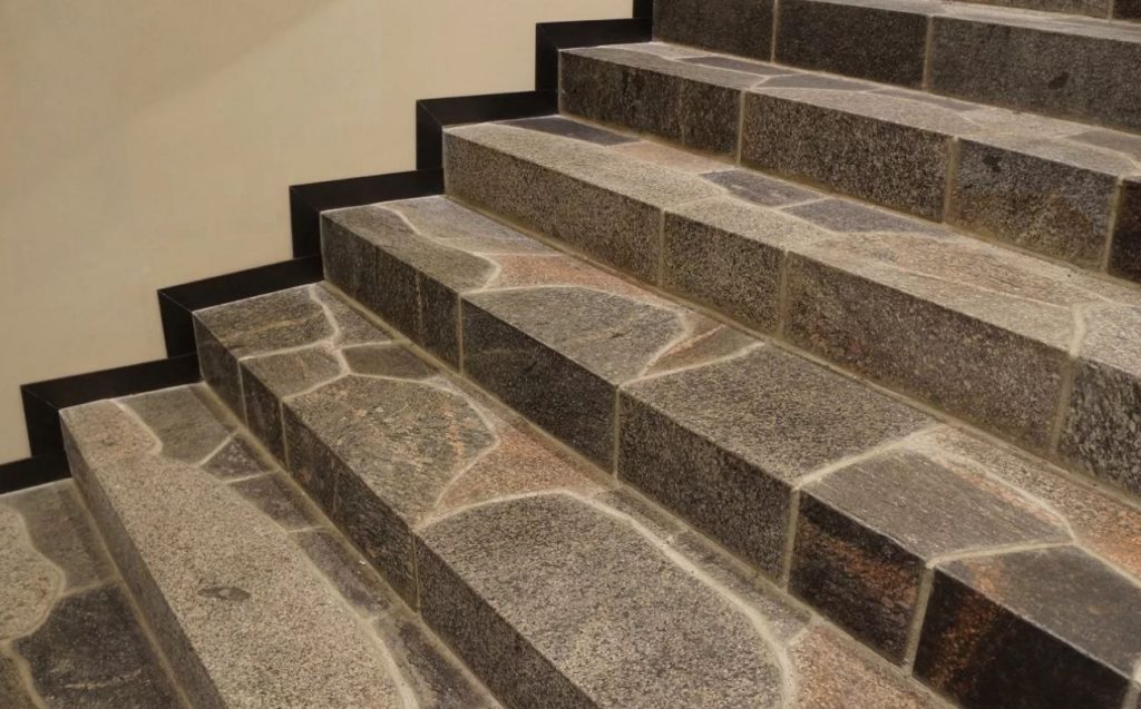 Отделка бетонной лестницы камнем