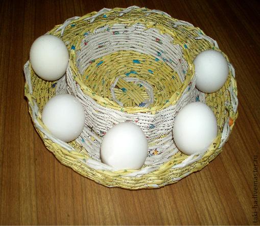 Подставка для пасхального яйца из газетных трубочек и из бисера