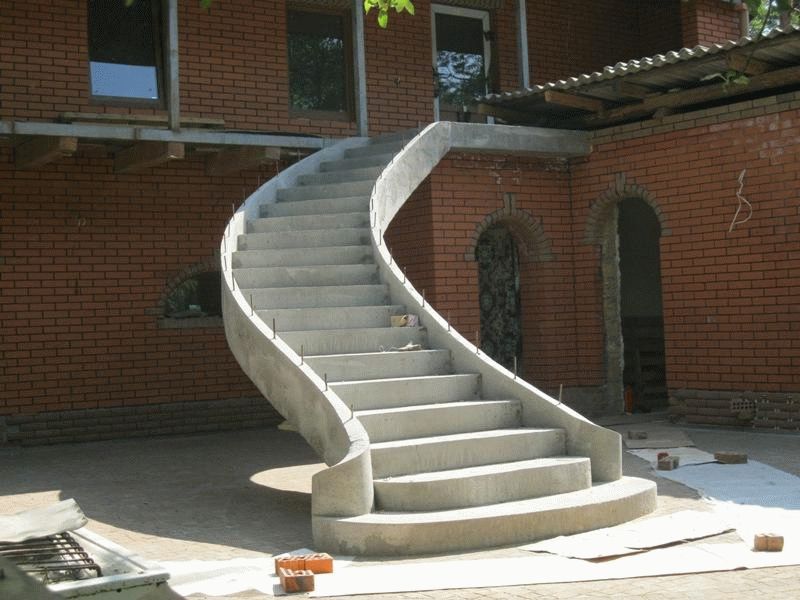 Бетонная лестница на улице