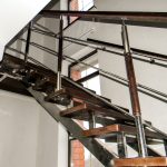 Особенности отделки металлической лестницы деревом: выбор материала и технология проведения работ