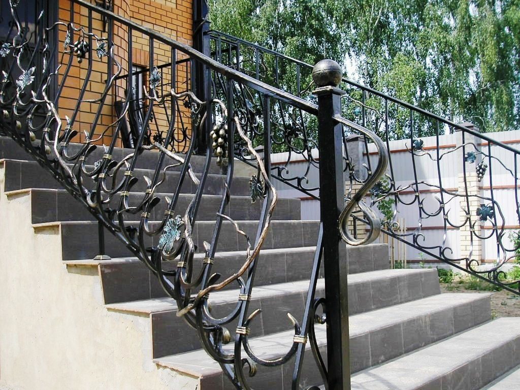 Наружная лестница в дом с кованными перилами