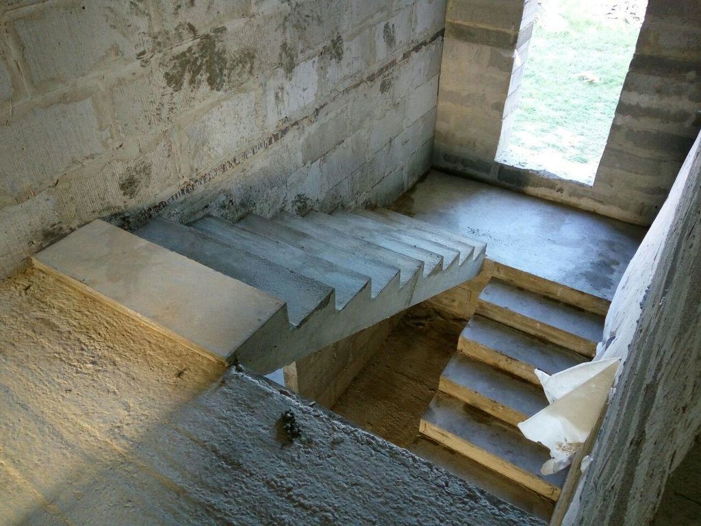 Лестница из бетона в подвал