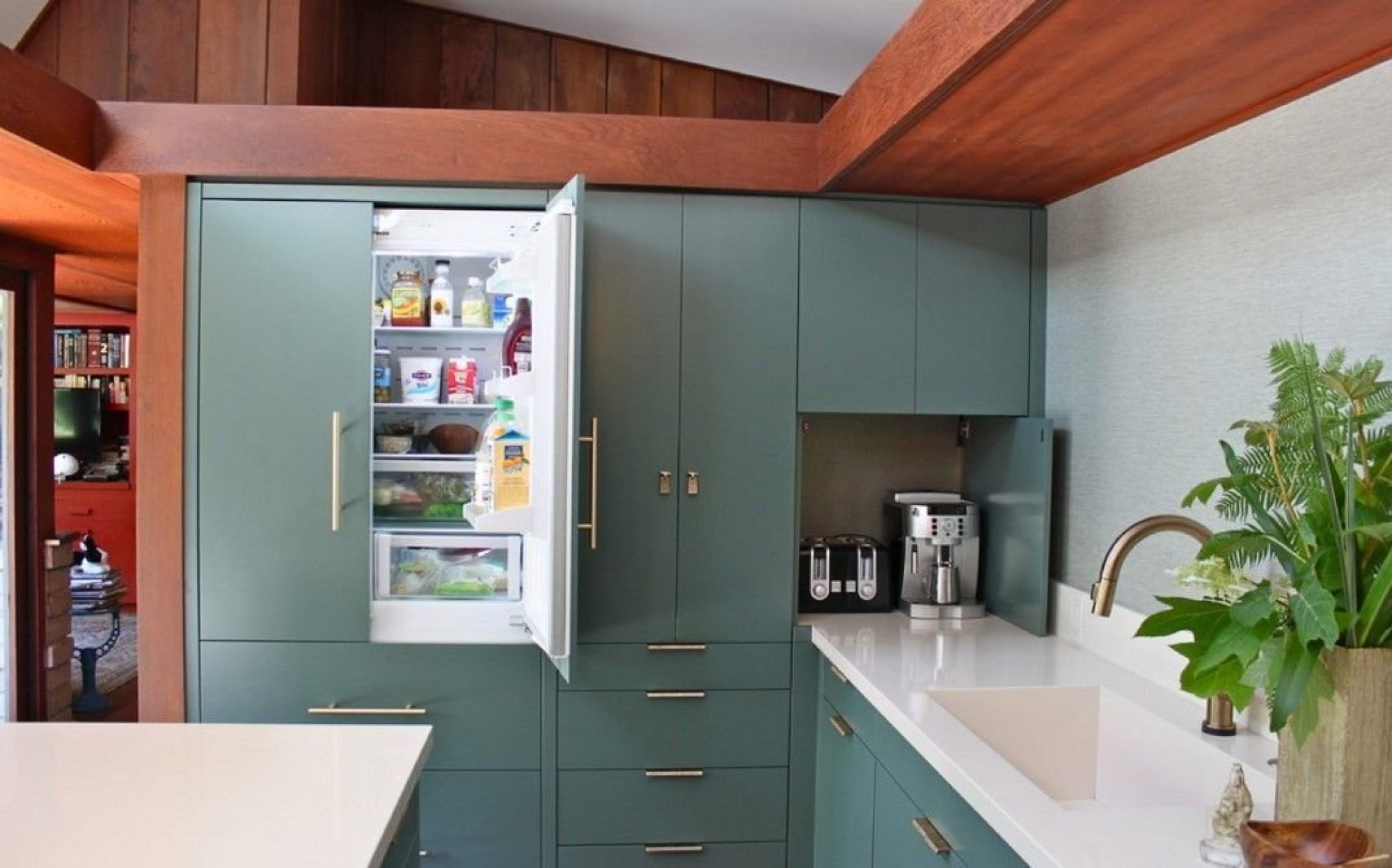 Закрытые шкафы кухня. Встроенный холодильник на кухне. Встроенный холодильник в кухонный гарнитур. Холодильник встроенный в шкаф на кухне. Встроенные шкафчики на кухне.
