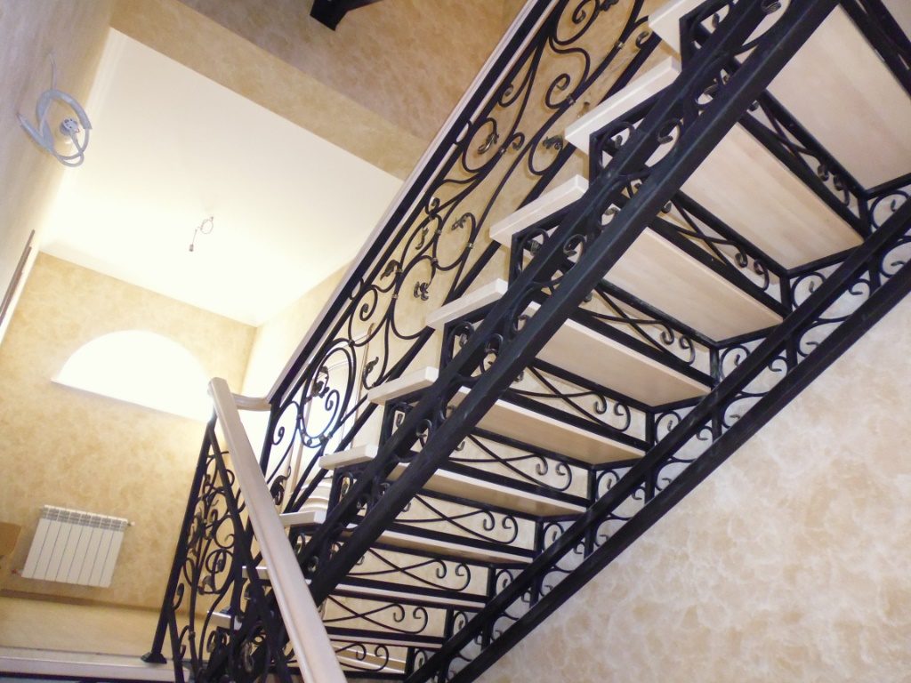 Кованная лестница с деревянными ступенями
