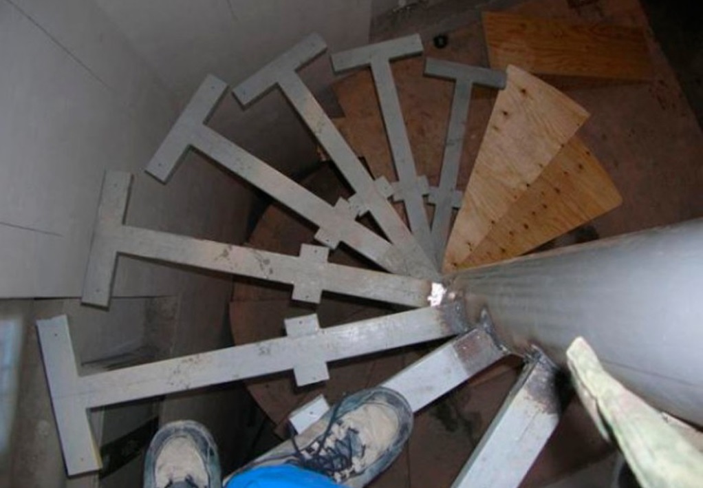 Винтовая лестница из профильной трубы своими руками
