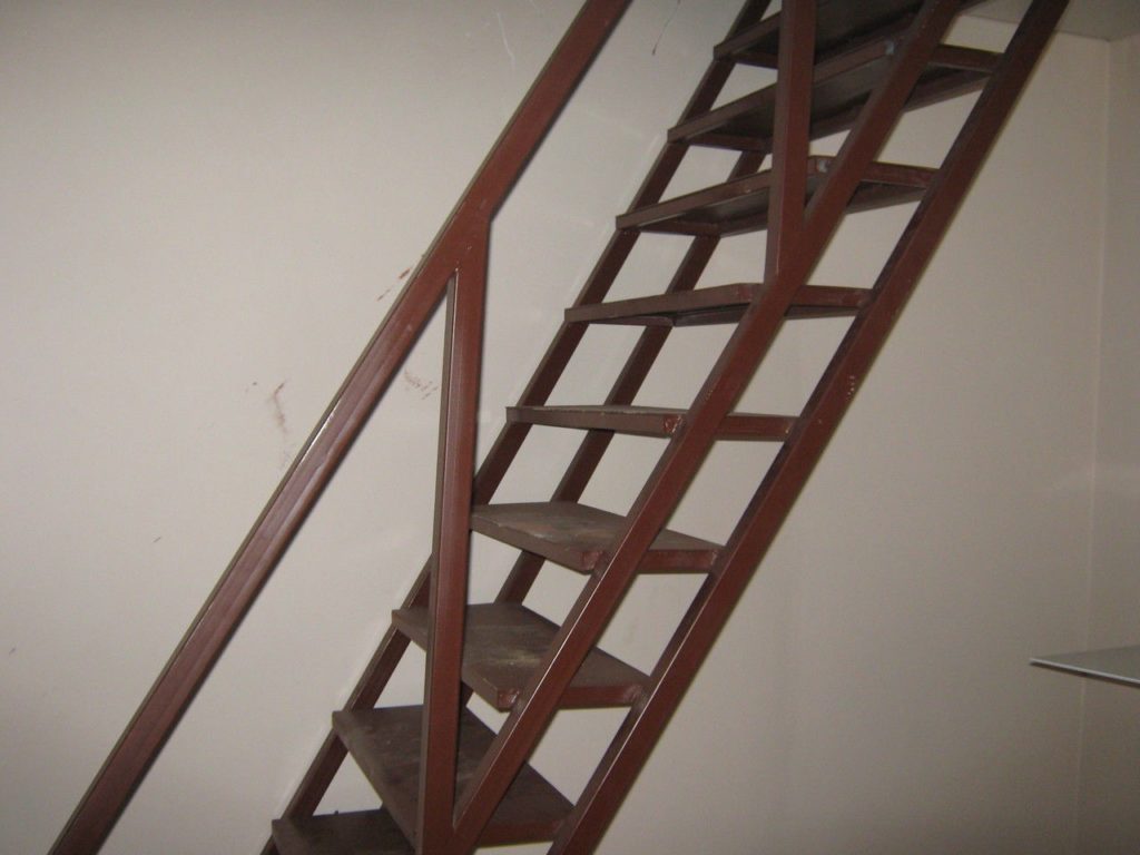 Металлическая лестница для подвала