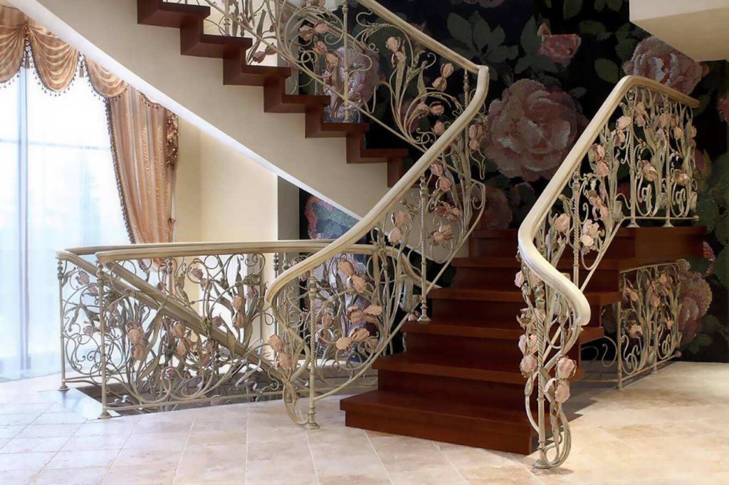 Красивая лестница с коваными перилами