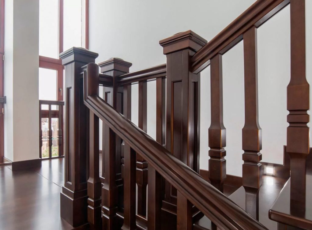 Лестница с деревянными балясинами в классическом стиле