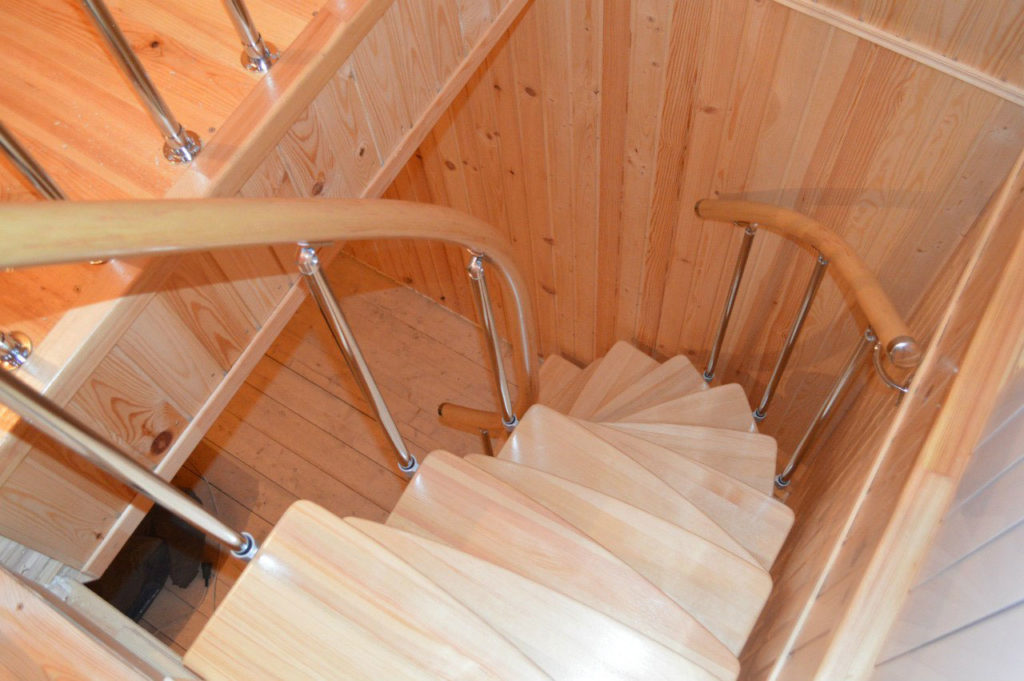 Лестница с закругленными ступенями гусиный шаг
