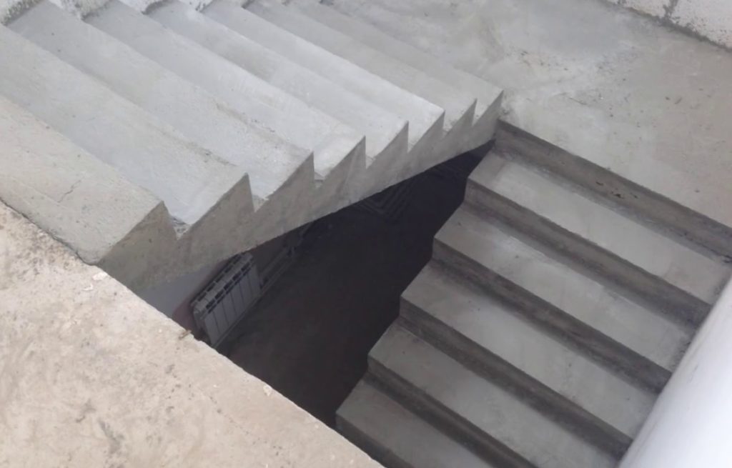 Бетонная лестница в подвале