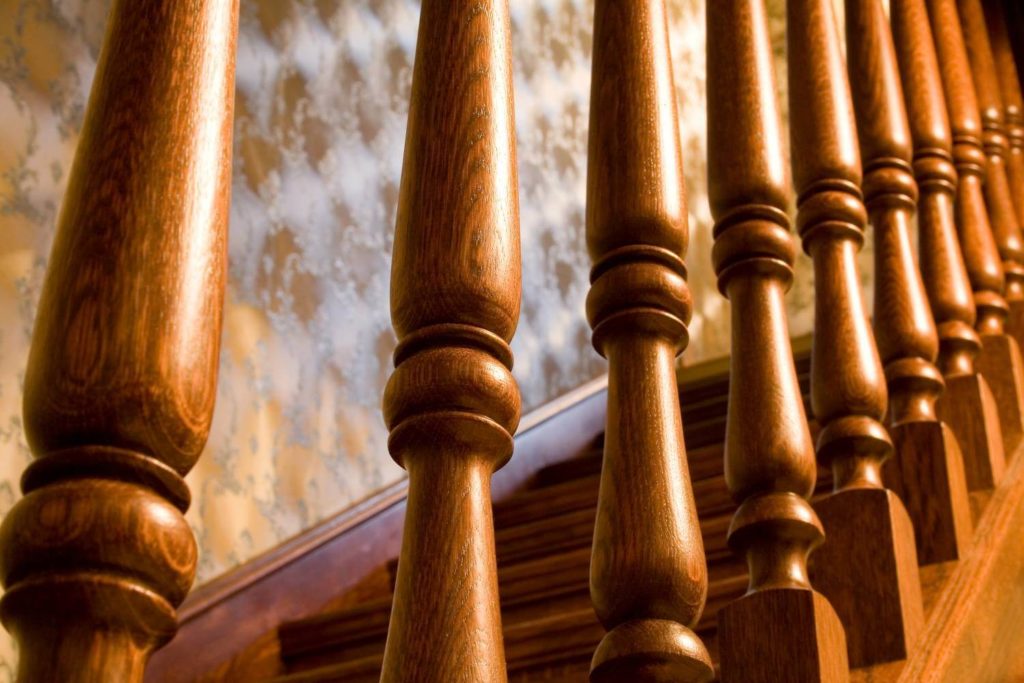 Лестница с деревянными балясинами