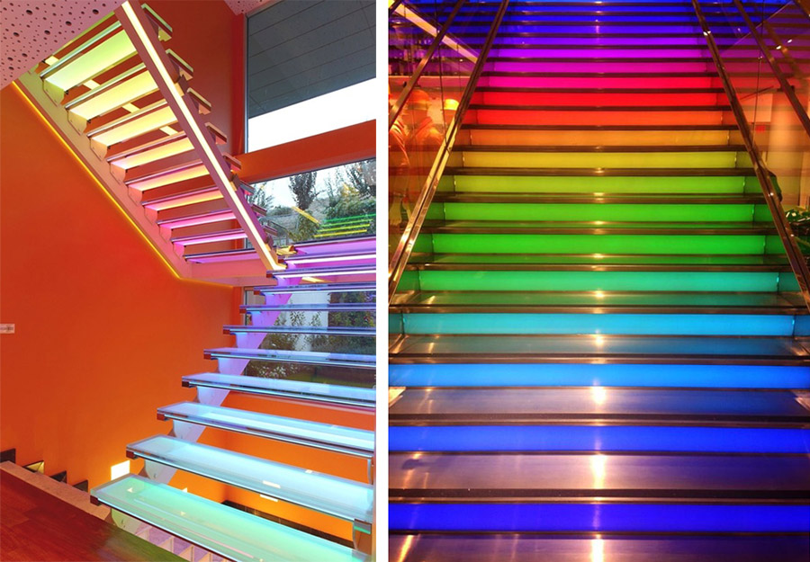 Цветная стеклянная лестница с подсветкой
