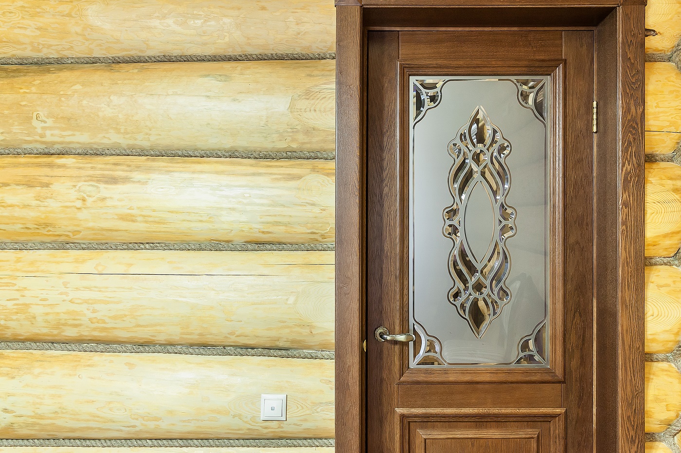 Какие межкомнатные двери лучше установить в деревянном доме: советы по выбору и этапы монтажа