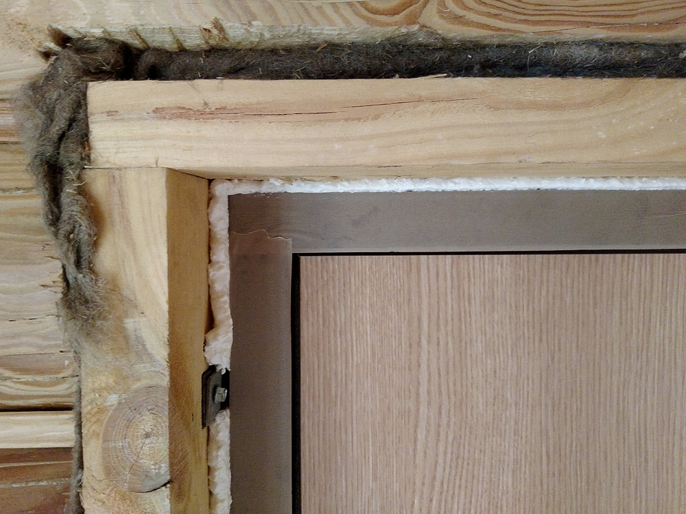 Как установить дверь в деревянном доме