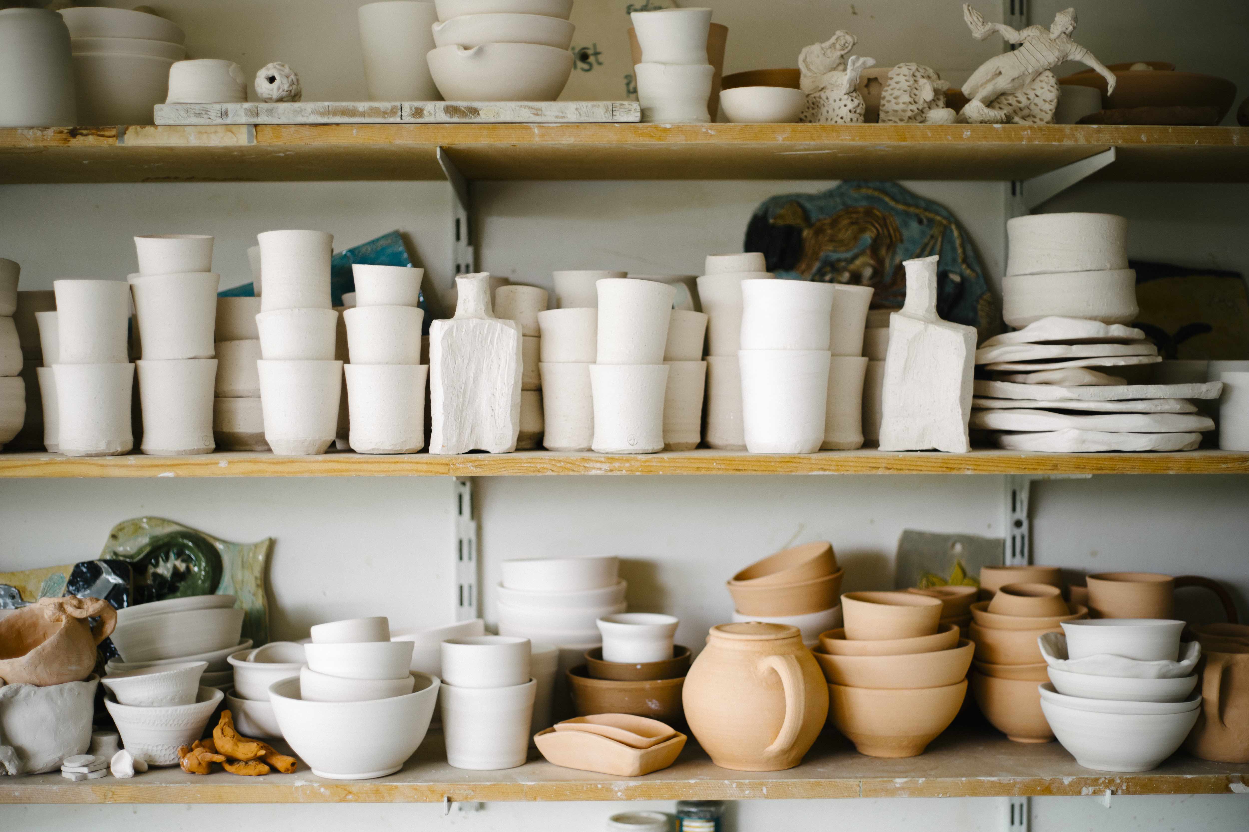 Для изготовления посуды используют. Керамическая посуда. Керамическая посуда в интерьере. Глиняная посуда в интерьере. Керамические изделия посуда.