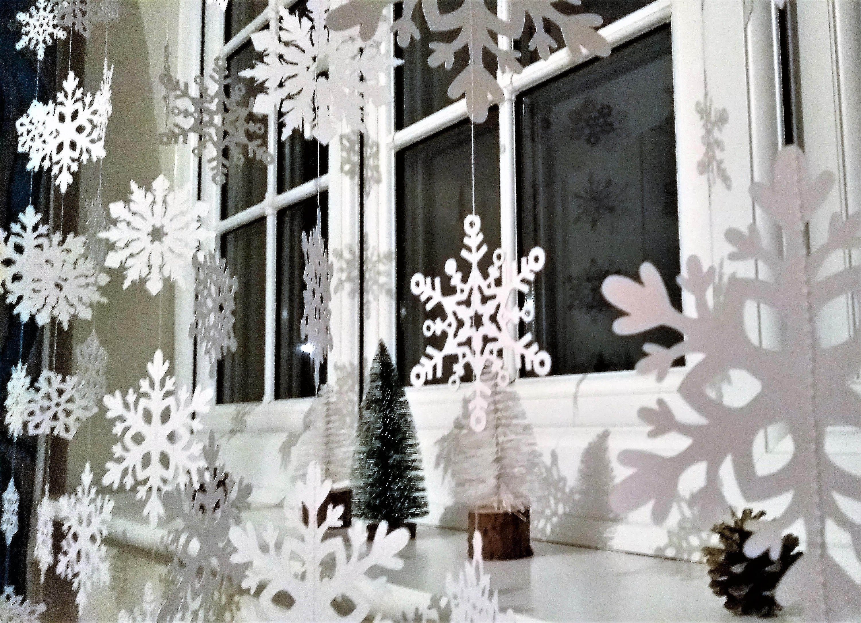 Как можно украсить окно. Украшения на окна. Украшение окон на новый год. Новогодние окна украшенные. Украшение окна на новй од.