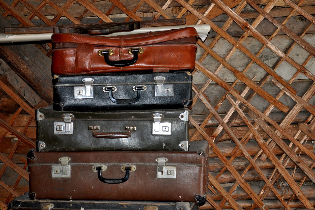 В качестве декора в технике декупажа может служить старый чемодан